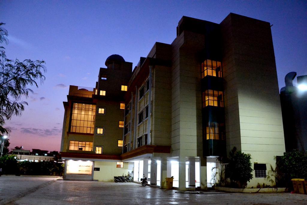 Hotel City Heart Shirdi Extérieur photo
