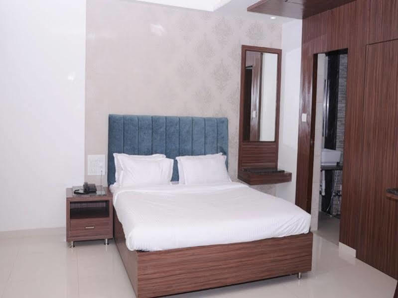 Hotel City Heart Shirdi Extérieur photo